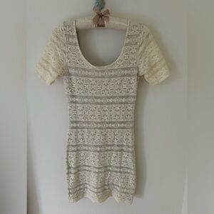 Abercrombie & Fitch Floral Lace Mini Dress in Cream
Size: Small
EUC